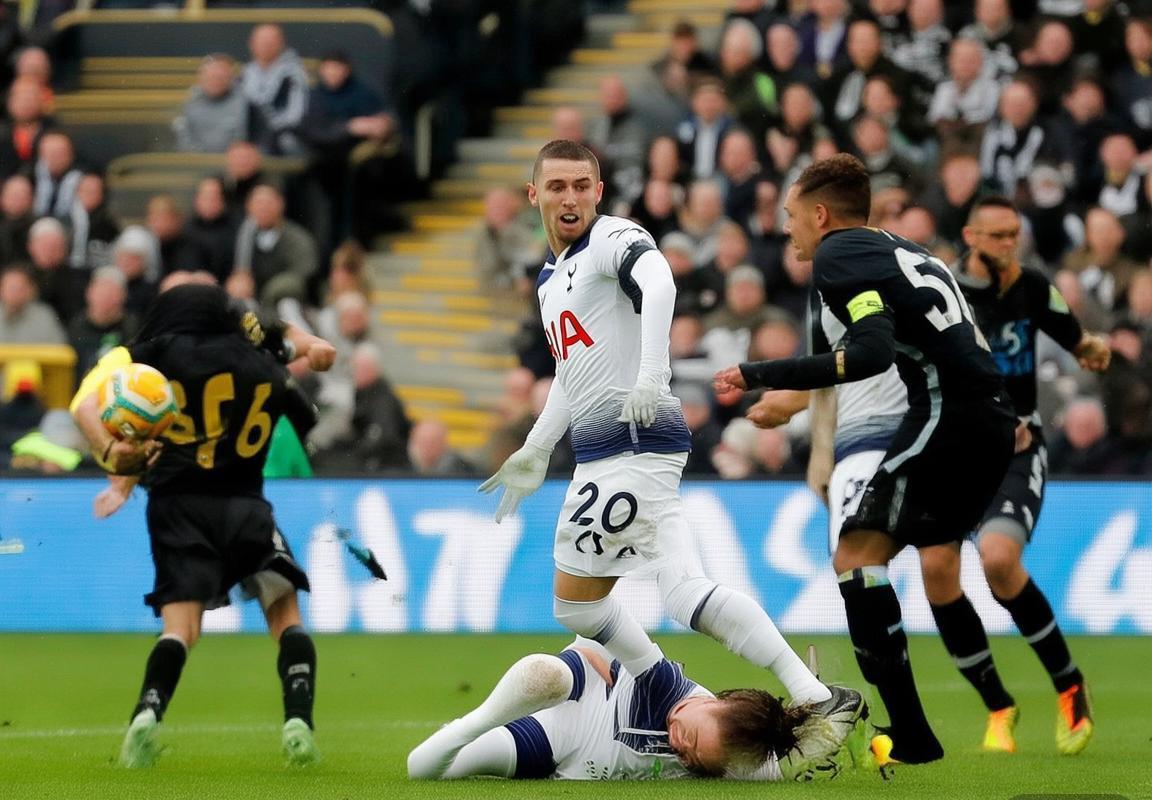 纽卡热刺裁判争议升级：英超主场哨、VAR漏判点球与裁判双重标准背离公平竞赛原则